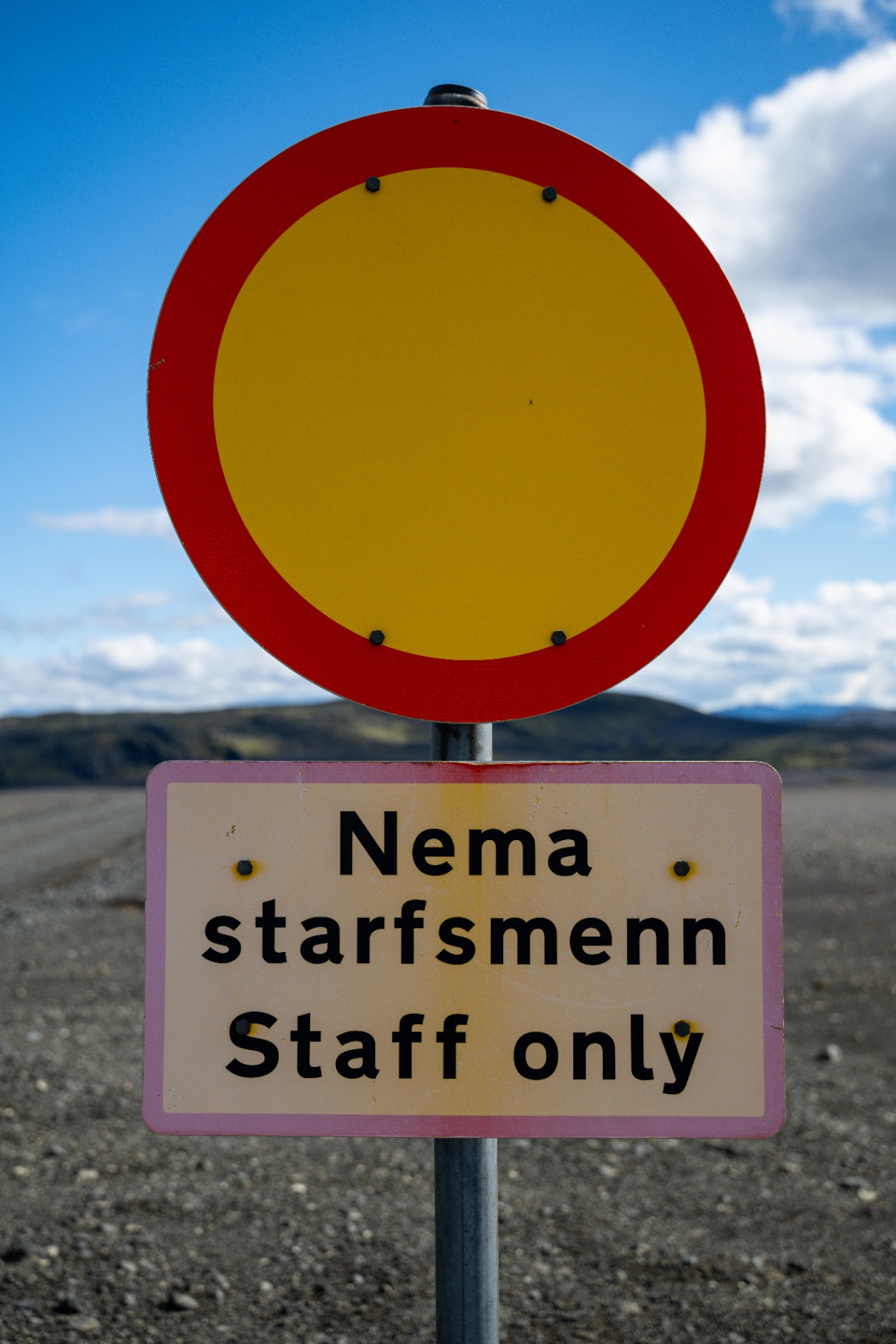Icelandic road sign reading Nema starfsmenn, Staff only, at the edge of the highlands